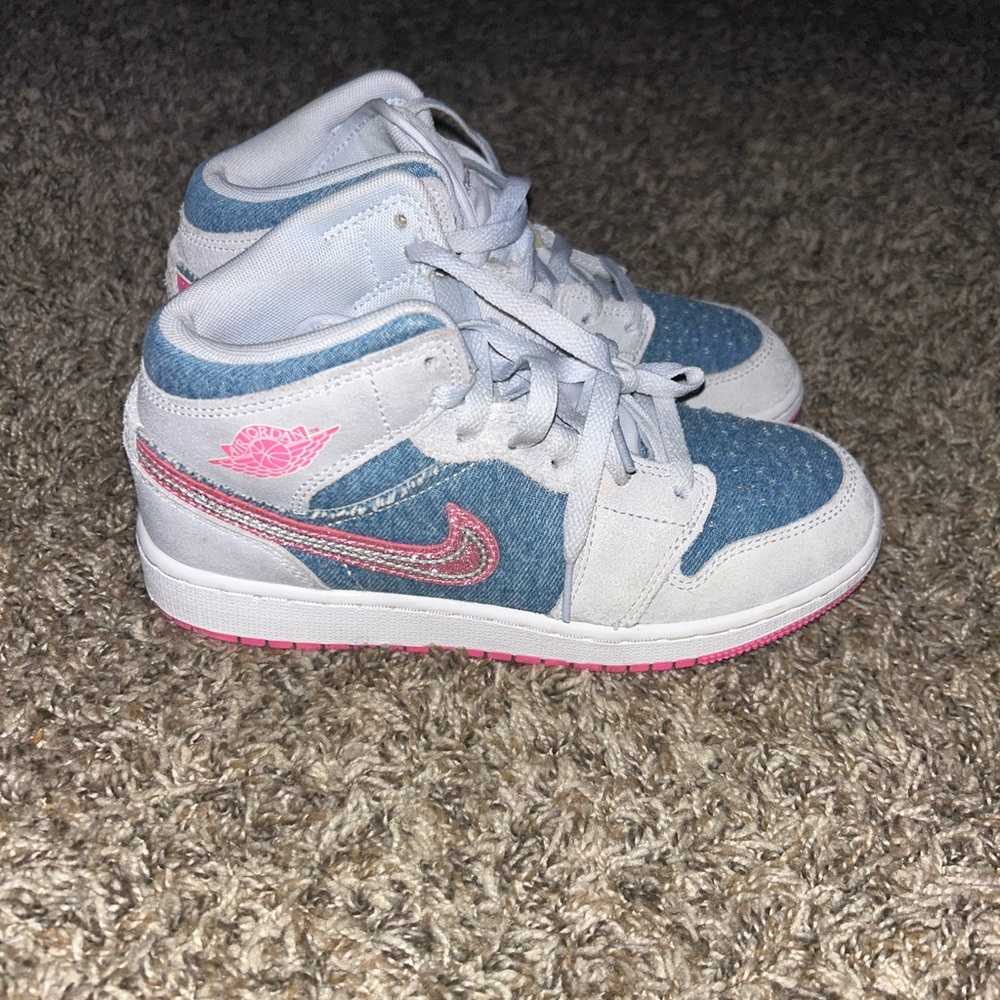 Nike Kids Mid-Top Sneakers in White, Denim Blue & Pink